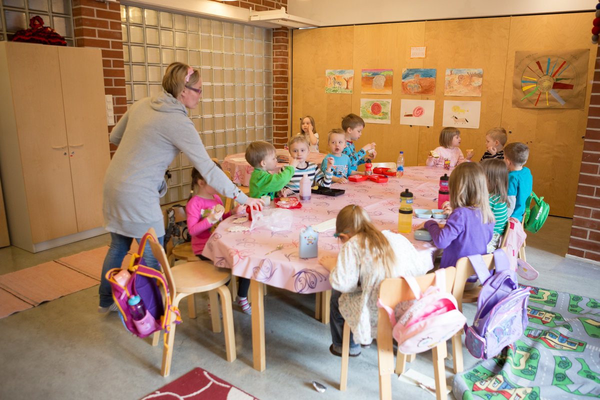 lapsia päiväkerhossa