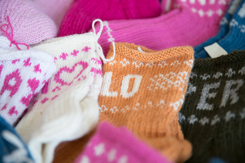 Lähetyspiirissä neulottuja sukkia. Kuva: Sanna Krook