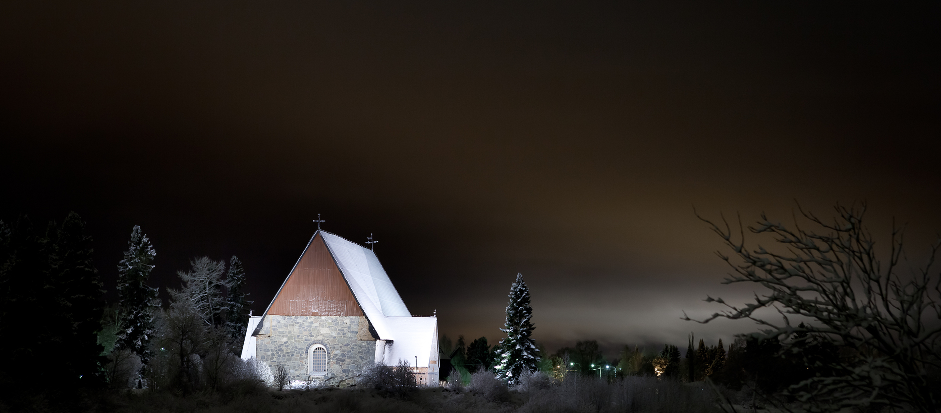 Isonkyrön vanha kirkko yöllä