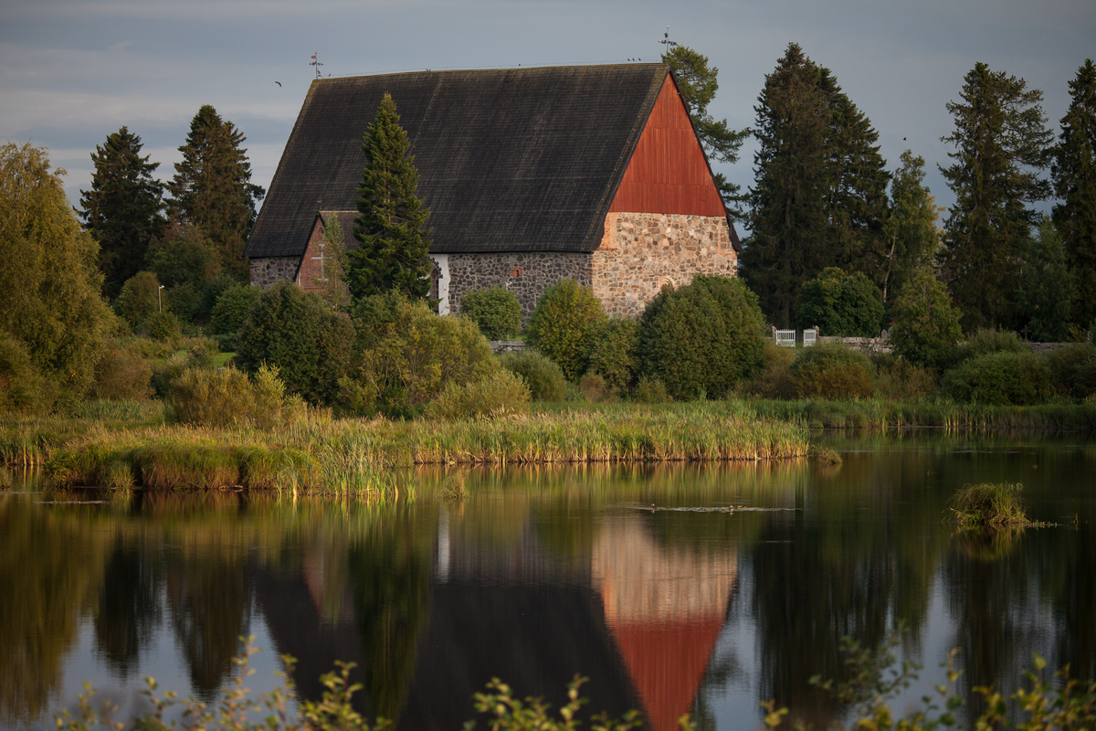 Isonkyrön vanha kirkko kuvattuna Kyrönjoen vastarannalta