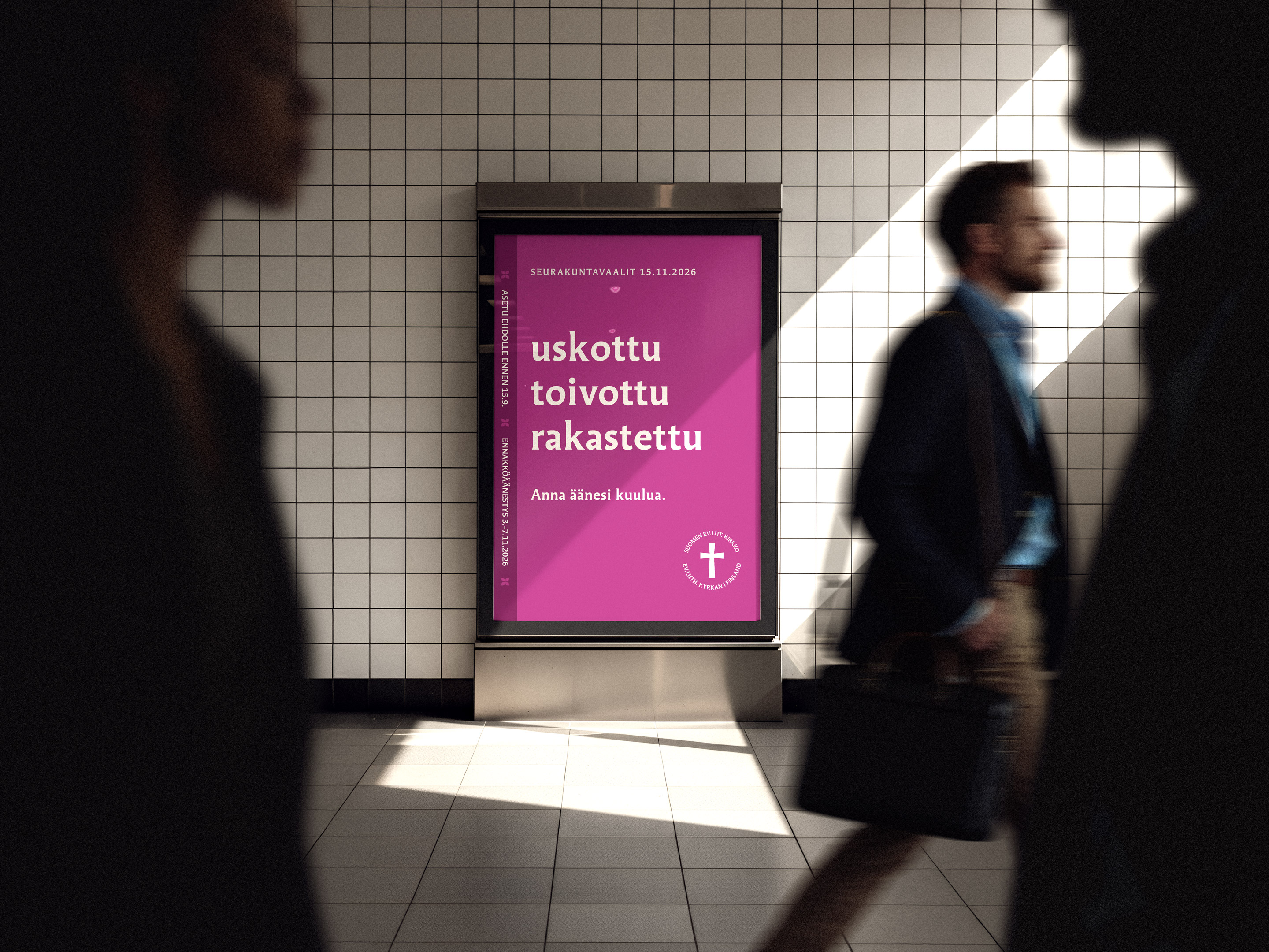 Vaalimainos, teksti uskottu toivottu rakastettu, töihin meneviä ihmisiä kävelemässä mainoksen ohi
